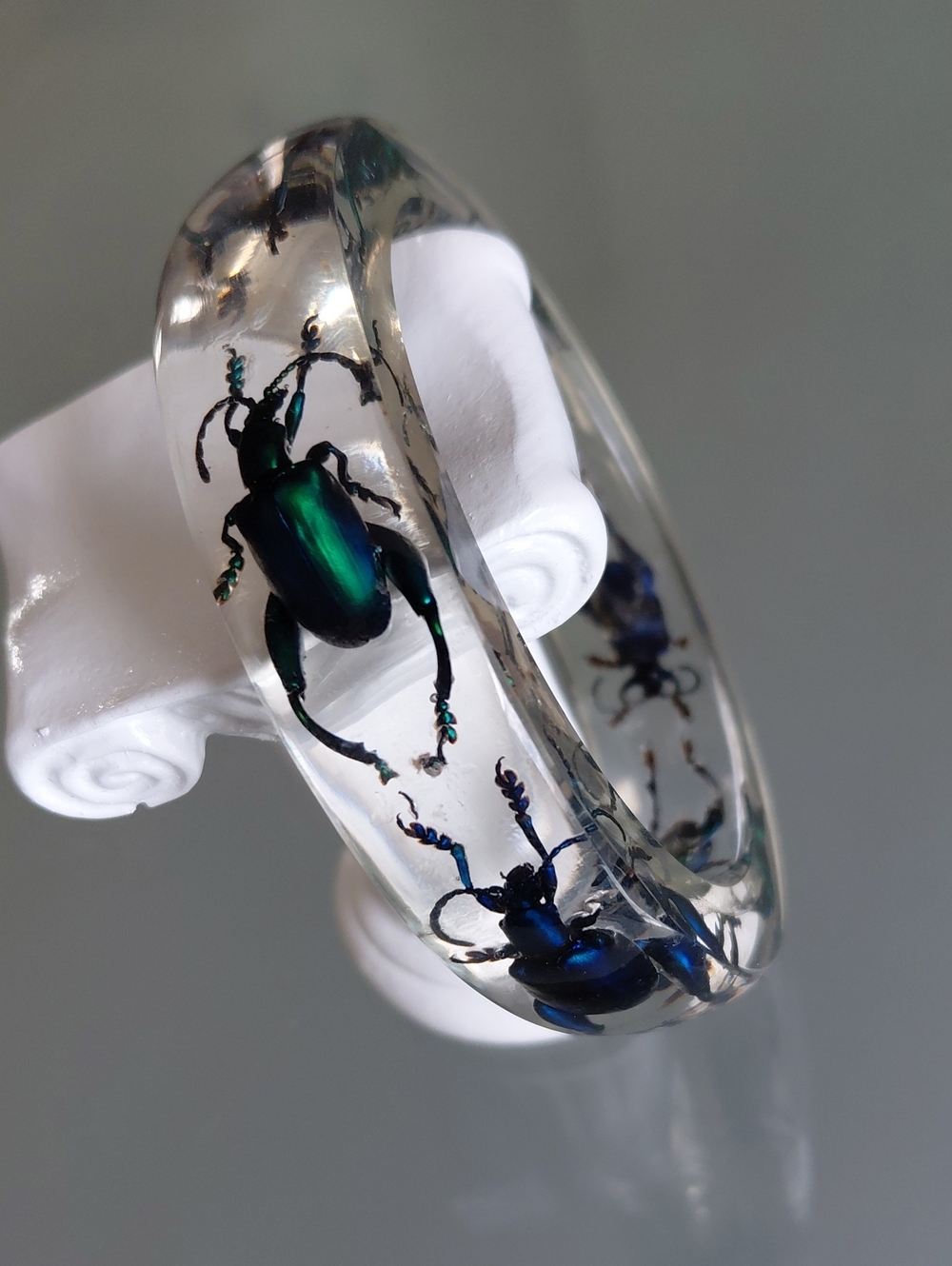 Vintage Clear Lucite Bangle Iridescent Full-Body Beetles 8.5”